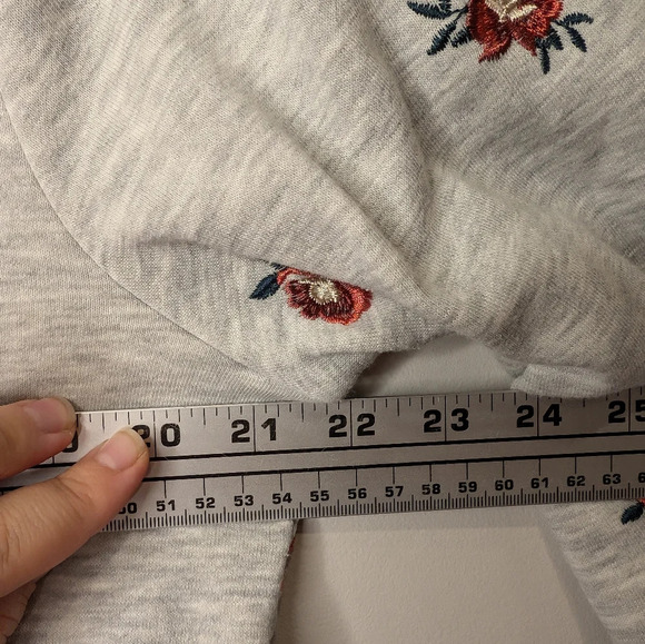 Blair Scoop Crew Neck Grey Sweatshirt Embroidered Flower Detail Women Medium - Picture 8 of 9